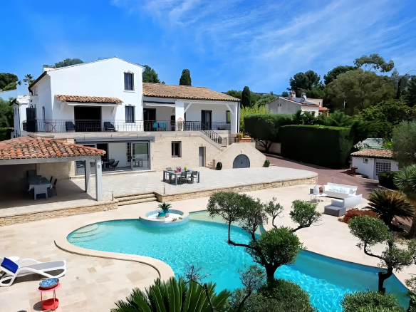 Maison LA CIOTAT 388 m2 habitables – 1900 m2 de terrain – Qu