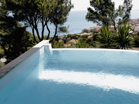 NOUVEAU, SPLENDIDE VILLA, VUE DOMINANTE MER A 180o EXPOSÉE S