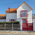 Seaside house with independent studio