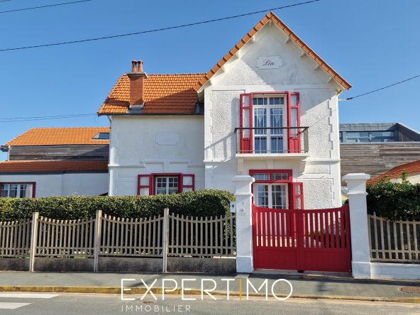 Seaside house with independent studio