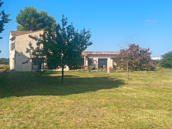 220 m2 house, six bedrooms, 7000 m2 of land.