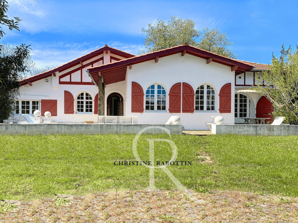 Ancienne propriété princière de 285 m2   maison pleine de ch