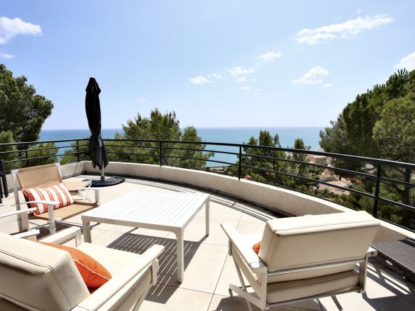 NEW, SPLENDID VILLA 220 M2, SOUTH, DOMINANT SEA VIEW AT 18