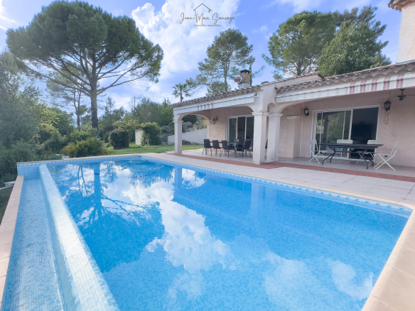 Bagnols-en-Forêt   villa avec piscine sur terrain de 2100 m2
