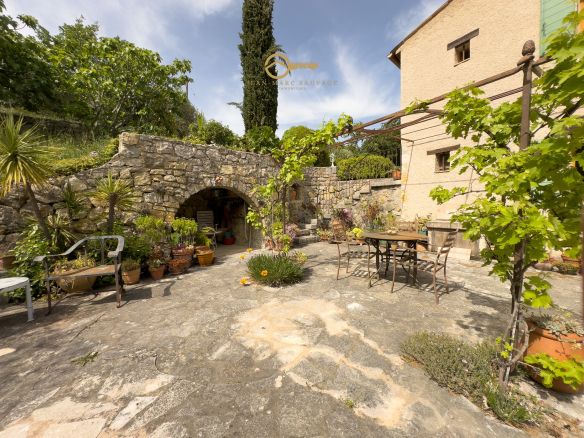 Propriété de charme avec vue   2,3 hectares de terrain   App