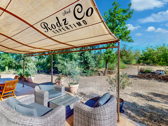 ‘Au Bout du Chemin… La Maison où la Provence se Chuchote’