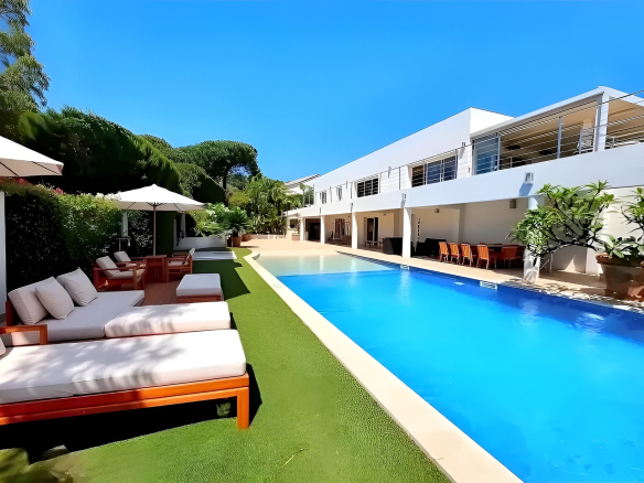CONTEMPORARY HOUSE OF 380 m2, HEATED POOL AND LARGE VO