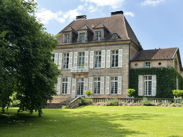 CHÂTEAU DU XVIII e AU COEUR DE LA FRANCHE COMTE