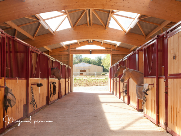 Premium equestrian property with 6 houses on 41 hectares.