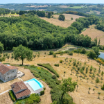 Domaine avec maison et dépendances en pierre et vue extraord