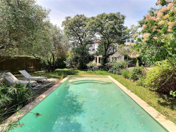 Découvrez une villa Art déco d’exception au coeur de Grabels