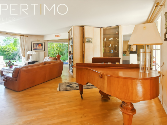 Proche de Thoiry magnifique maison de 280m2 sur un terrain d