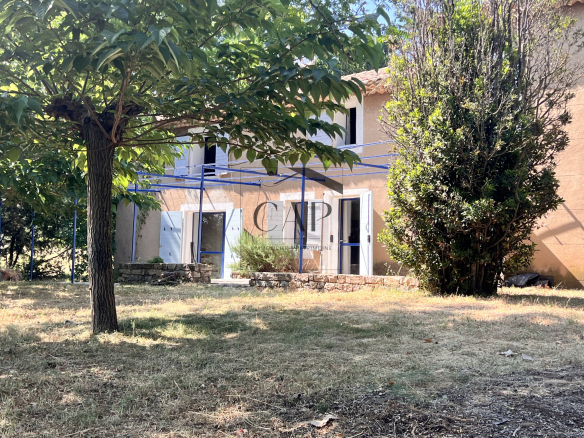 Provençal farmhouse T6 in the heart of the vineyards, at the foot of the Sainte-Vi