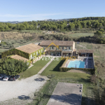 Property with swimming pool and garden in a prestigious residence