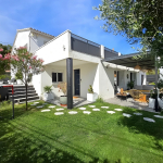 CONTEMPORARY HOUSE IN POURRIERES – SWIMMING POOL – POOL HOUSE – R