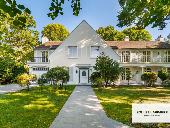 Charming property of 420m2 in the sought-after area and pavilion