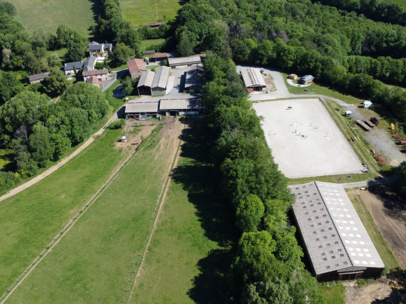 Propriété équestre prémium avec 6 maisons sur 41 hectares.