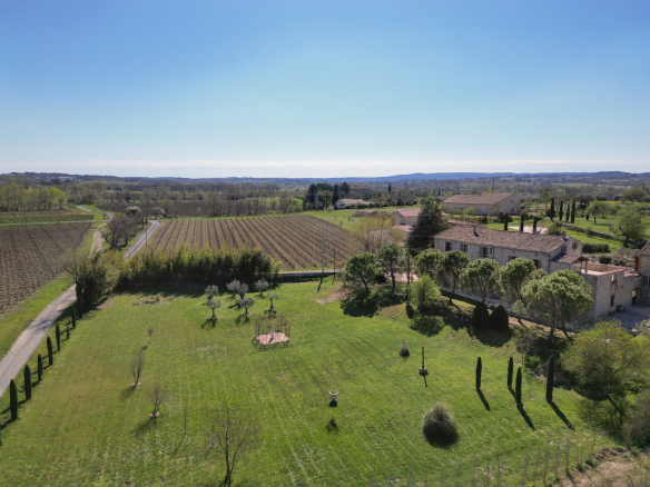 22ha wine estate, swimming pool, Provençal farmhouse, gites, event