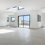 Villa signature neuve au luxe discret avec piscine, vue Vent
