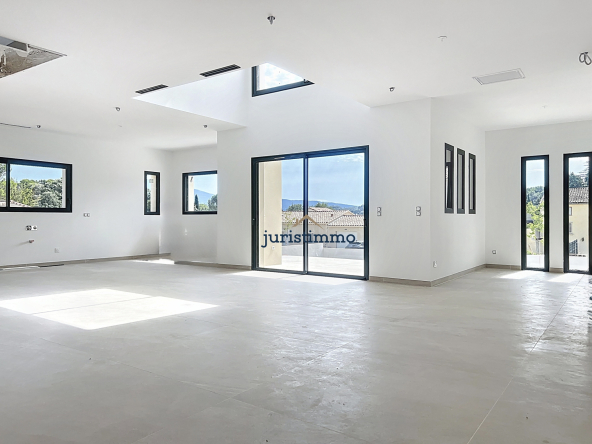 Villa signature neuve au luxe discret avec piscine, vue Vent