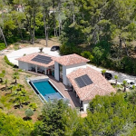 Superb architect-designed villa of 250 m2 + basement and garage