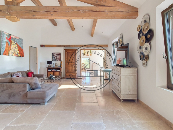 Mas en pierre rénové sur un hectare avec vue sur le Luberon