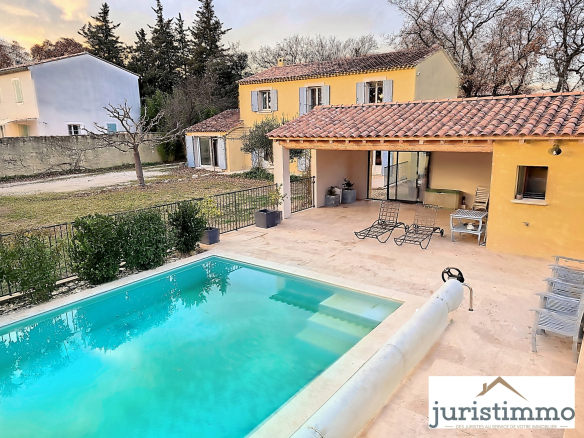 MAISON FAMILIALE DE 5 CHAMBRES AVEC PISCINE  SUR LA COLLINE