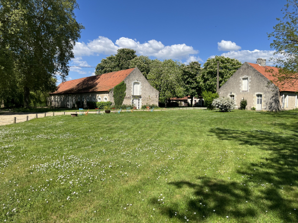 ref 96584 entre SAUMUR ET ANGERS  ensemble événementiel de b