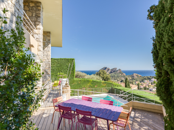 Sale at progressive price Contemporary architect-designed villa,