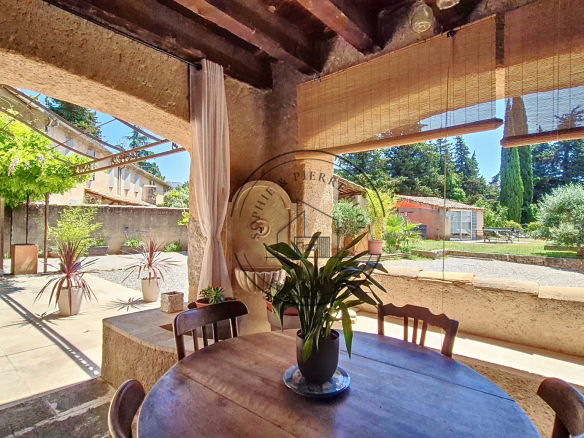 Building of character from the 18th century 450 m2 heart of pro