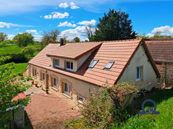 Housing house with reigning pond on 9.4 hectar