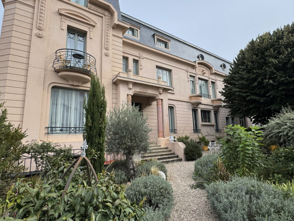 PLAINE DU FOREZ - ART DECO CHARACTER HOUSE