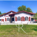 En exclusivité, propriété princière de 285 m2 à 2 pas de Bia