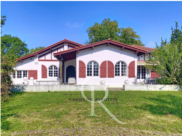 En exclusivité, propriété princière de 285 m2 à 2 pas de Bia