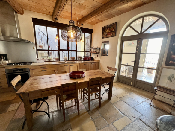 Rare pearl in the heart of Séguret: between serenity and panora view