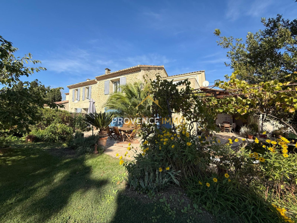 Authentic Provençal stone farmhouse with outbuildings, 336 m2