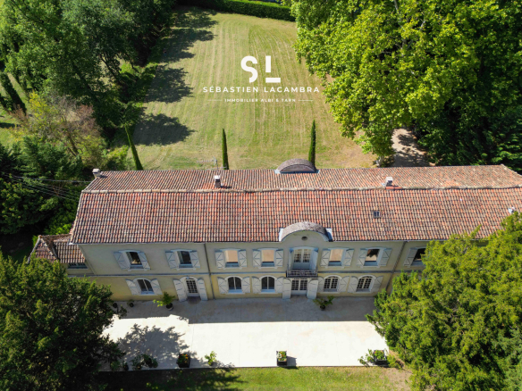 Historical residence 10 CHARTREUSE XVIIE, PARC 2.9 ha