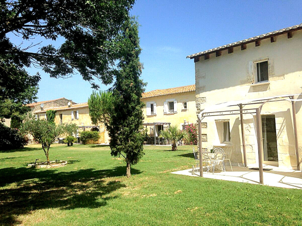 New, splendid farmhouse of approximately 1000 m2 with 5 apartments, 2 bedrooms