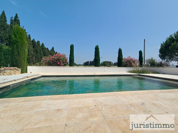 Charming mas in the countryside with swimming pool and outbuildings 240 m2