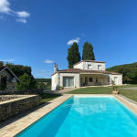 Magnifique propriété avec piscine, dépendances entouré de 23