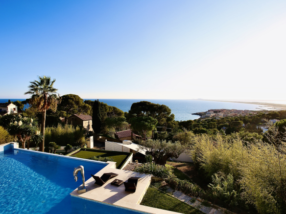 SPLENDID ARCHITECT-DESIGNED VILLA OF 496 M2, LAND 2050 m2. PI