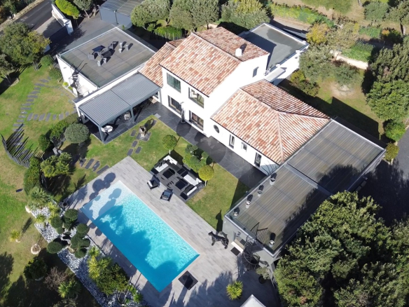 EXCEPTIONAL PROPERTY – ELEGANCE AND REFINEMENT – GORDES