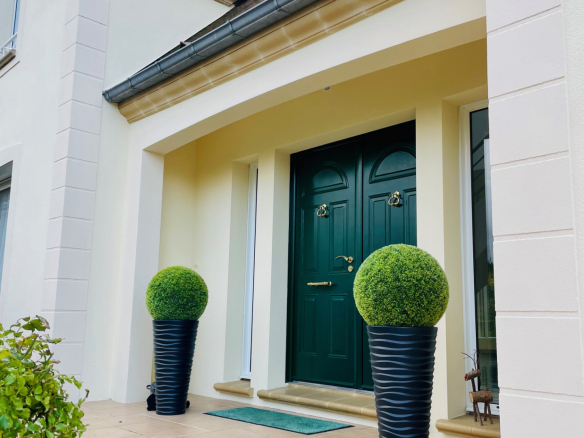 Maison récente de 350 m2 avec piscine intérieure   Terrain c