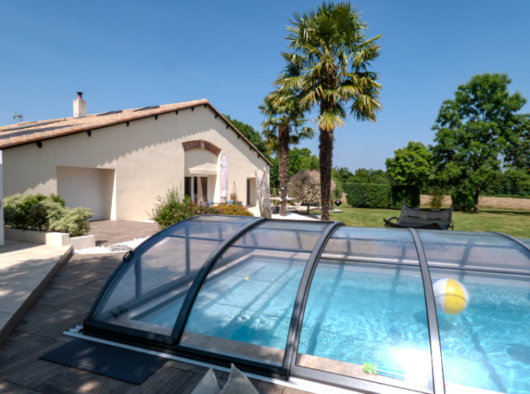 Maison de campagne moderne   217 m2   1,8 ha de terrain   La