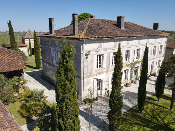 PROPRIETE 15 PIECES ET DEPENDANCES