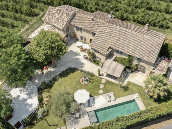 Mas d’exception au pied du Luberon.