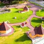 Authentic farmhouse and 6 gîtes on 1.5 hectares (land)