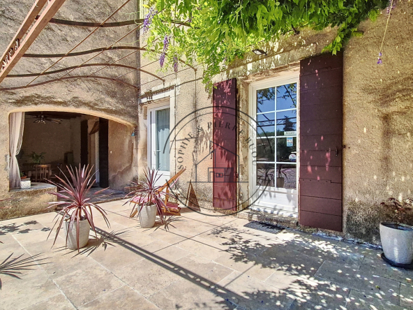 Building of character from the 18th century 450 m2 heart of pro