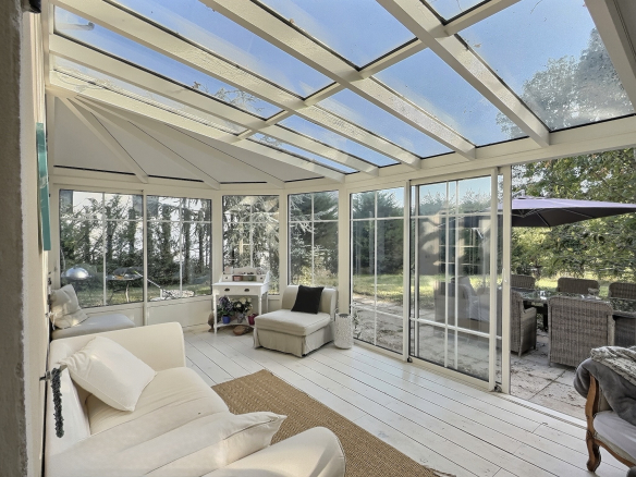 Close to the Golf Course, magnificent renovated Villa in its lush setting