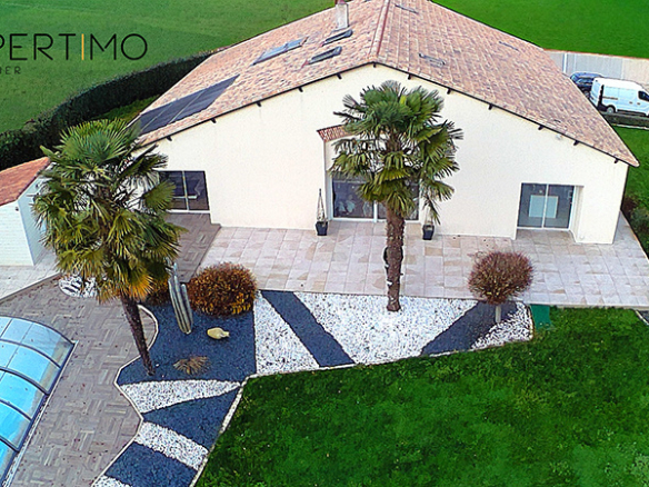 Maison de campagne moderne   217 m2   1,8 ha de terrain   La